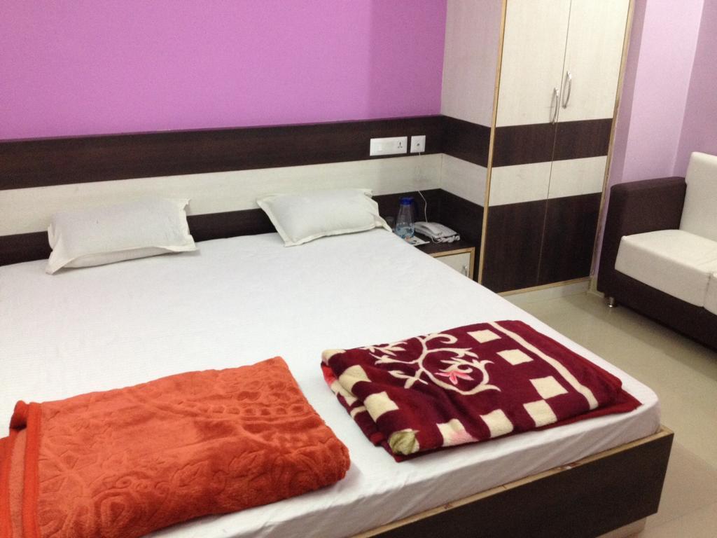 Hotel Viraat Inn Гая Екстер'єр фото