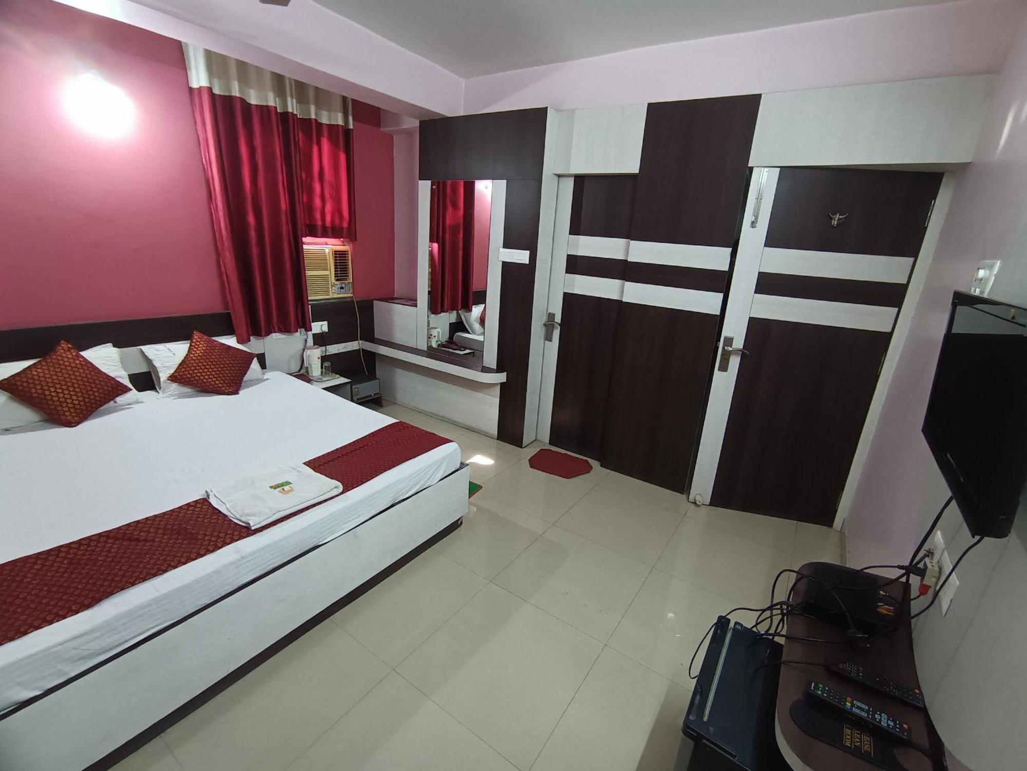 Hotel Viraat Inn Гая Екстер'єр фото