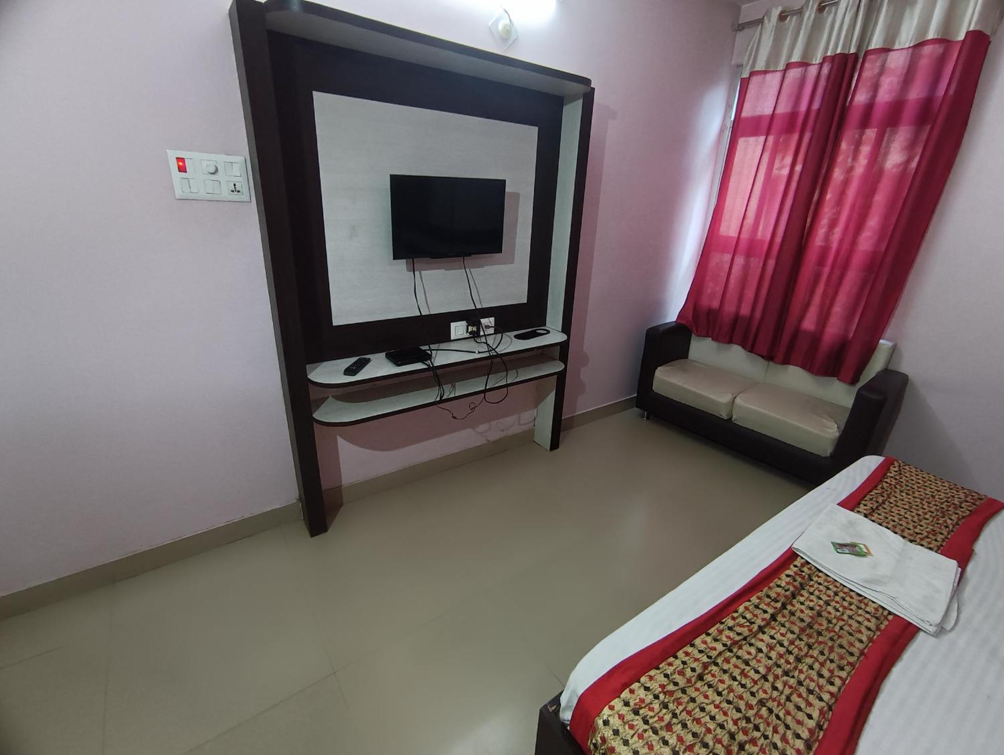 Hotel Viraat Inn Гая Екстер'єр фото