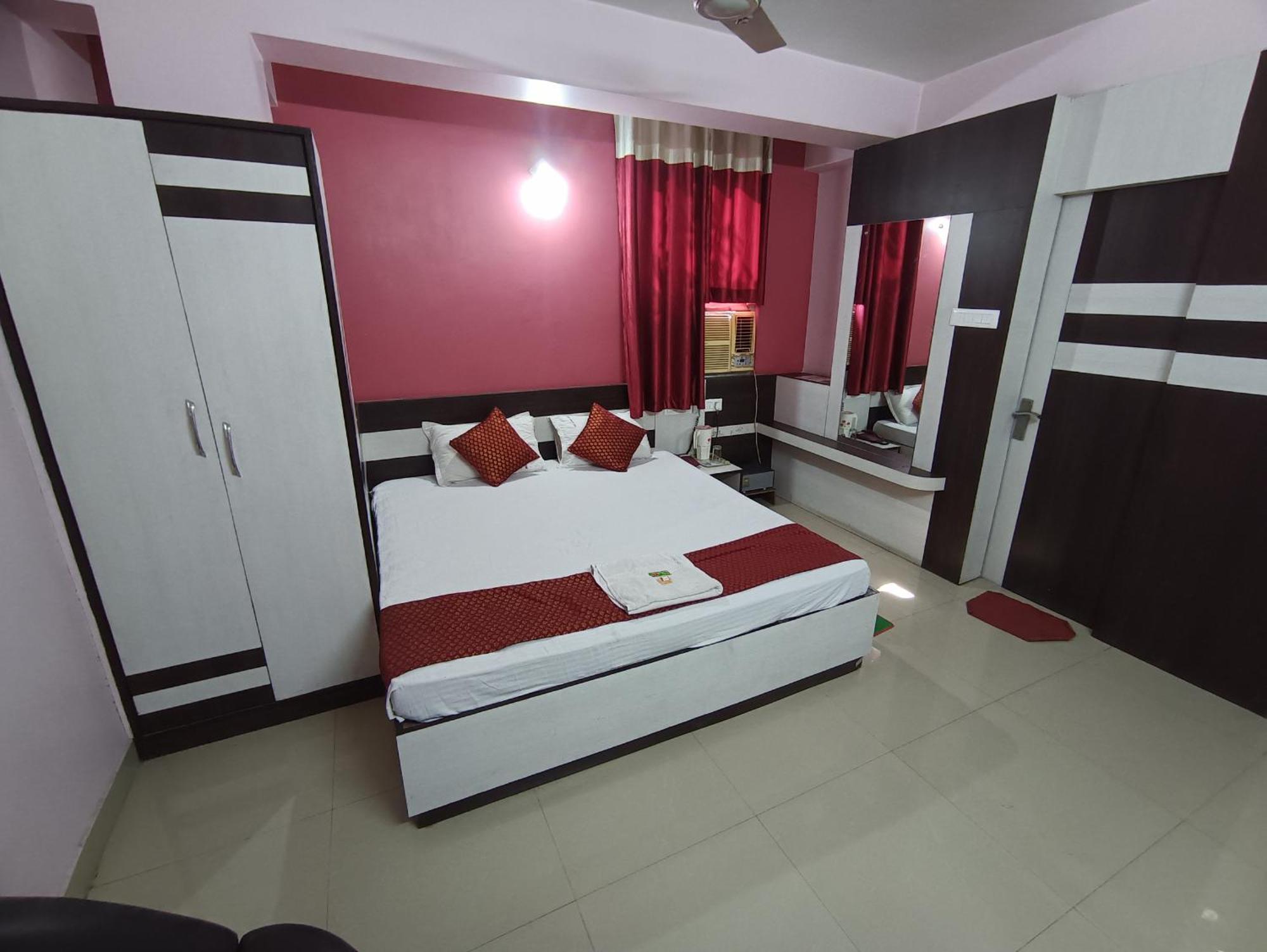 Hotel Viraat Inn Гая Екстер'єр фото