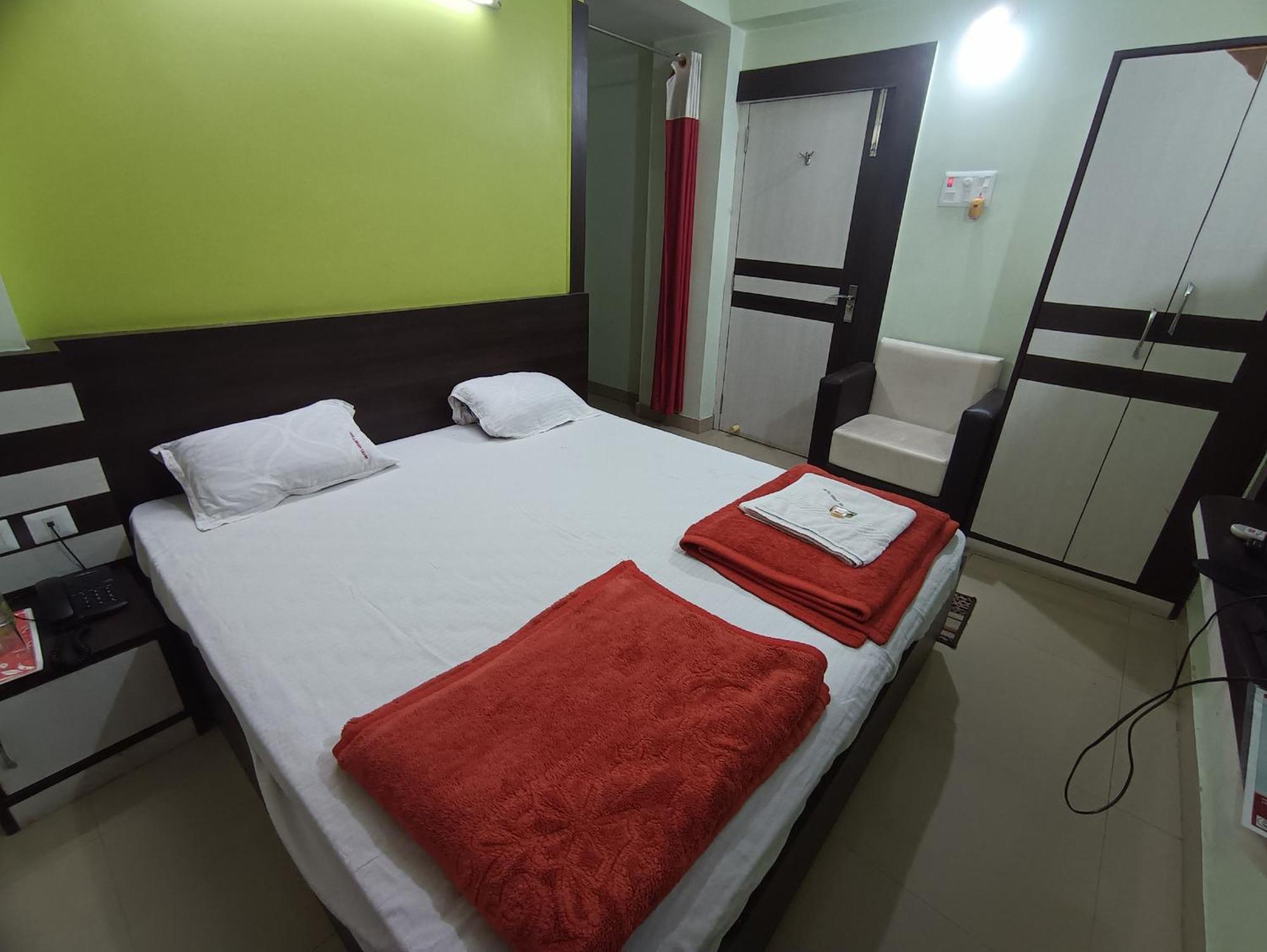 Hotel Viraat Inn Гая Екстер'єр фото