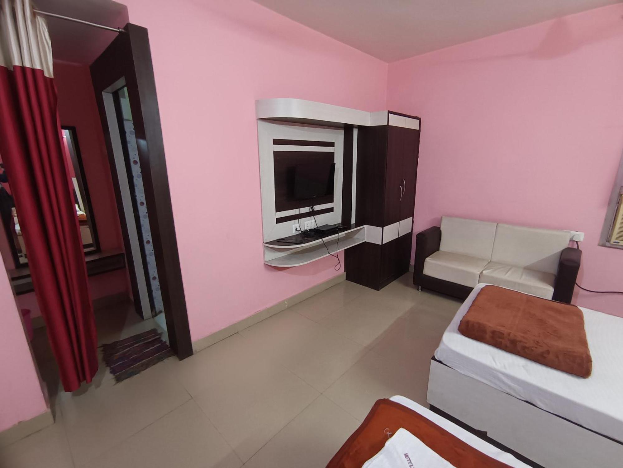 Hotel Viraat Inn Гая Екстер'єр фото